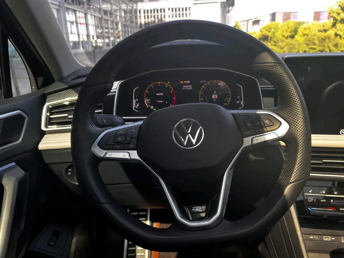 2024 Volkswagen Tiguan L 2.0T 186HP L4 7DCT,autocango,china used car exporter,china ev exporter,chinese used car exporter,chinese used ev exporter