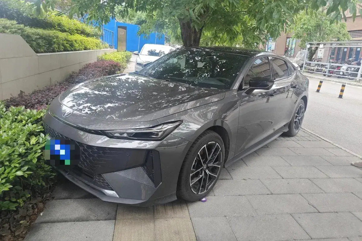 2024 ChangAn UNI-V iDD 1.5L 110HP L4 E-CVT PHEV 18.99KWH