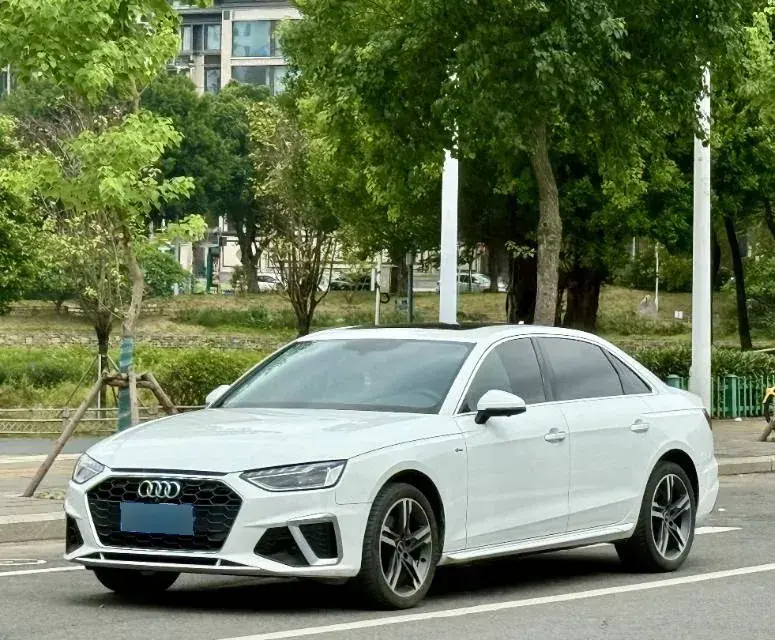 2022 Audi A4L 2.0T 190HP L4 7DCT