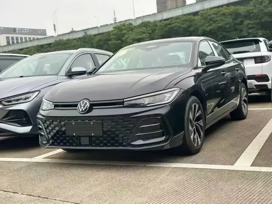 2025 Volkswagen Passat 2.0T 220HP L4 7DCT