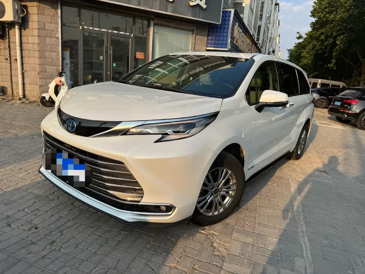 2023 Toyota Sienna 2.5L 189HP L4 E-CVT Hybrid