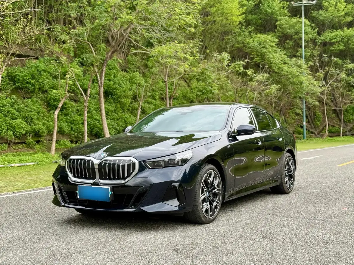 2024 BMW 5 Series 2.0T 258HP L4 8AT