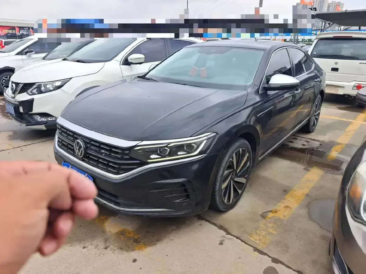 2022 Volkswagen Passat 2.0T 220HP L4 7DCT