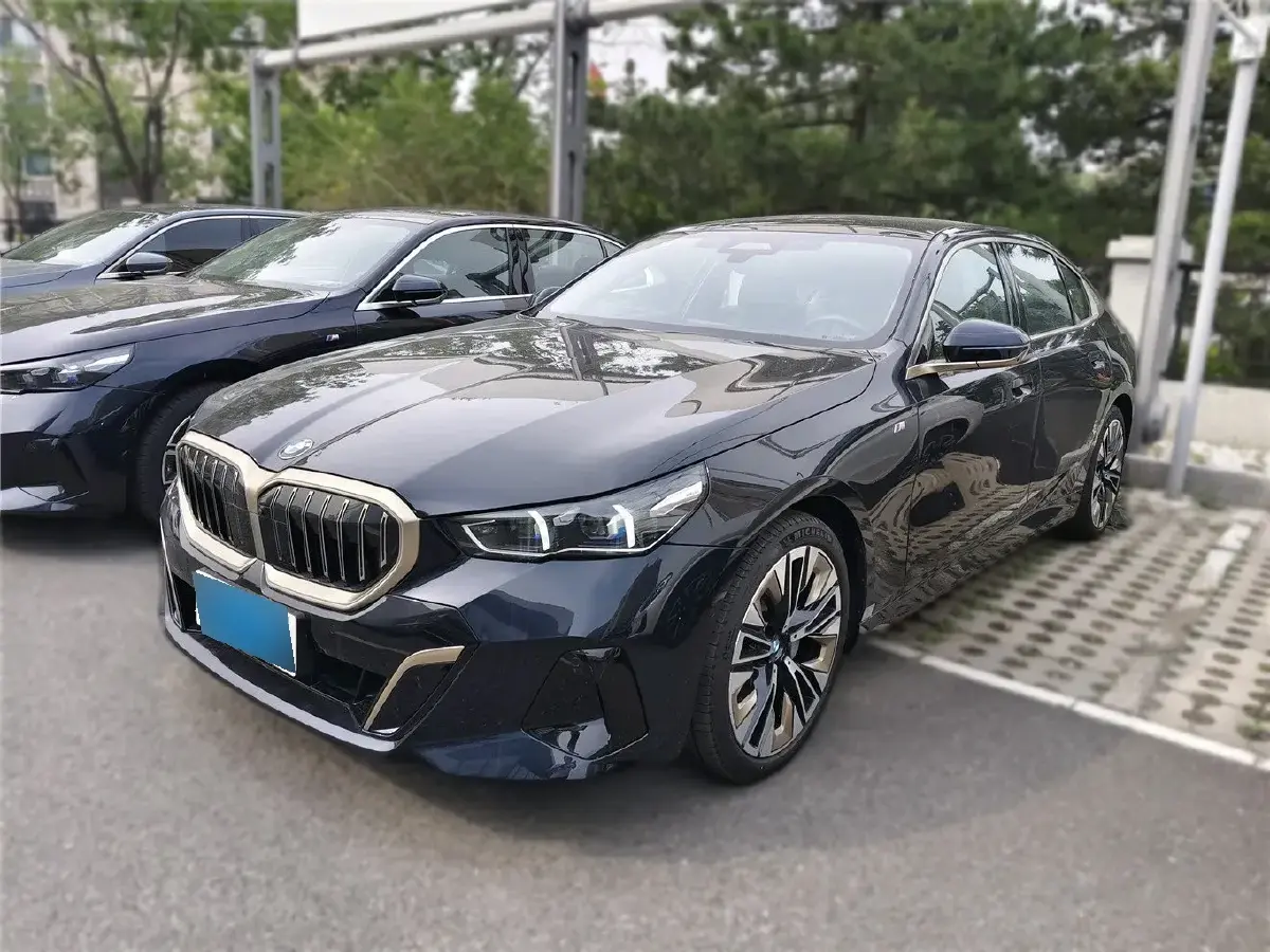2024 BMW 5 Series 2.0T 258HP L4 8AT