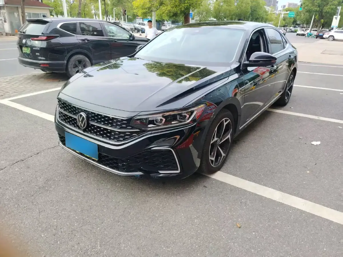 2024 Volkswagen Passat 2.0T 220HP L4 7DCT