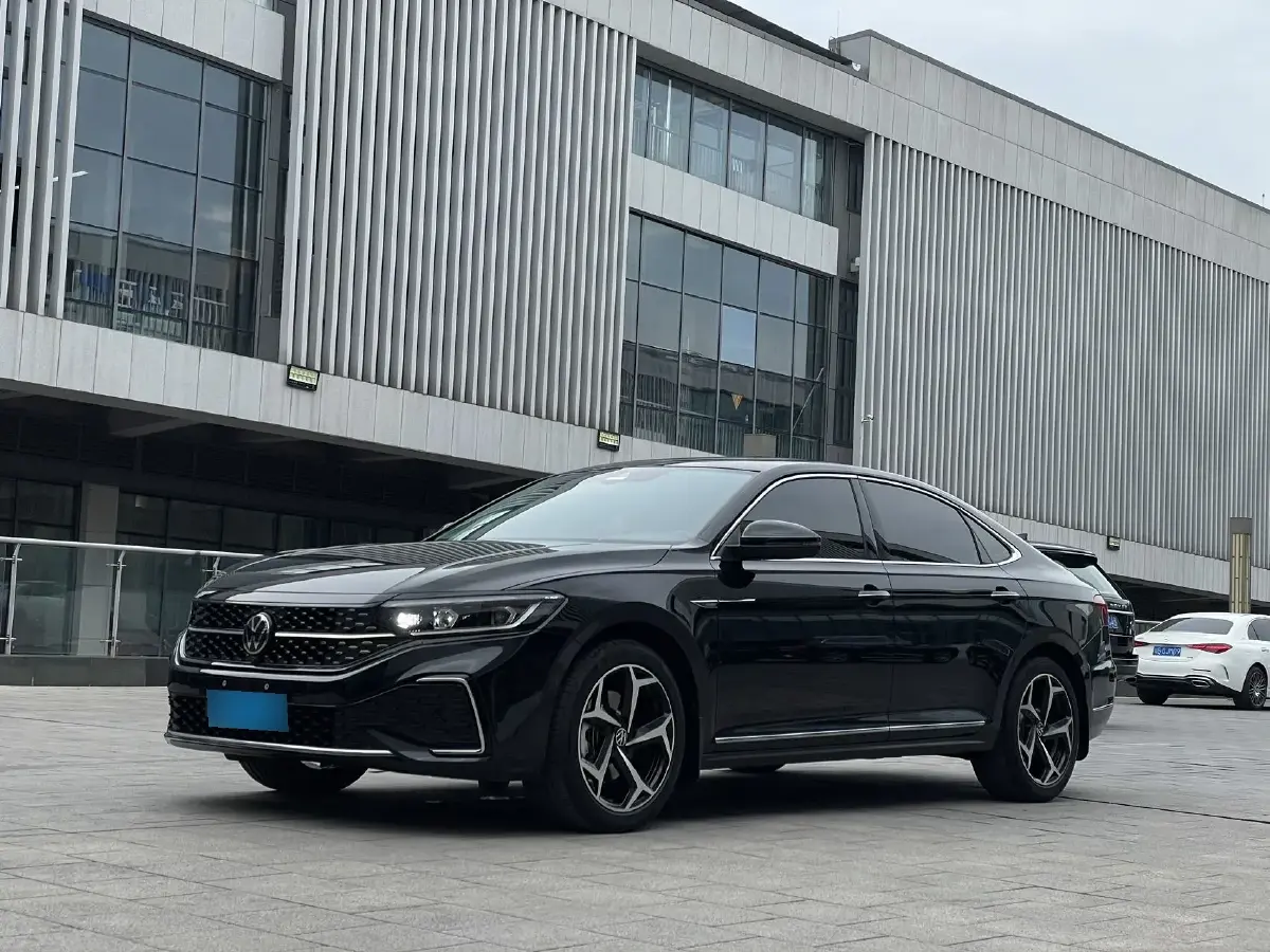 2025 Volkswagen Passat 2.0T 220HP L4 7DCT