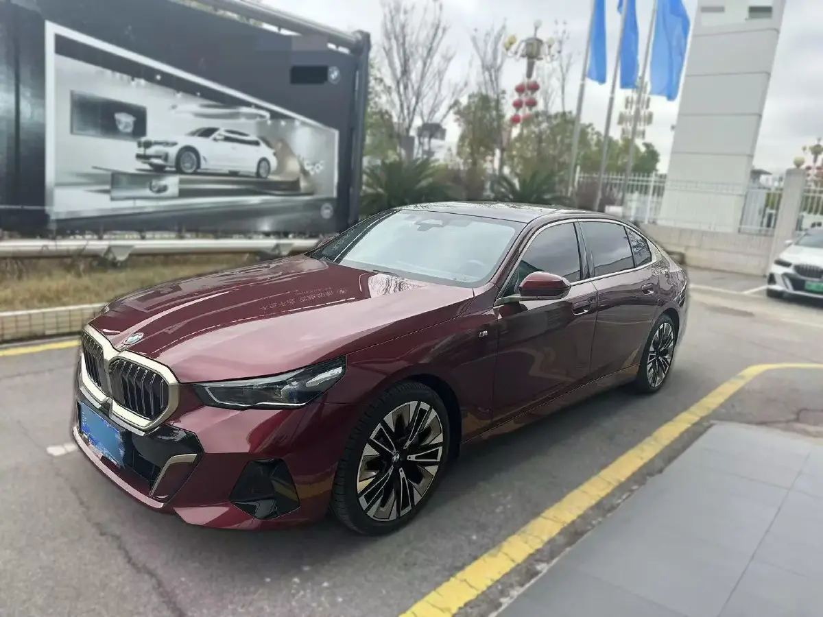 2024 BMW 5 Series 2.0T 258HP L4 8AT