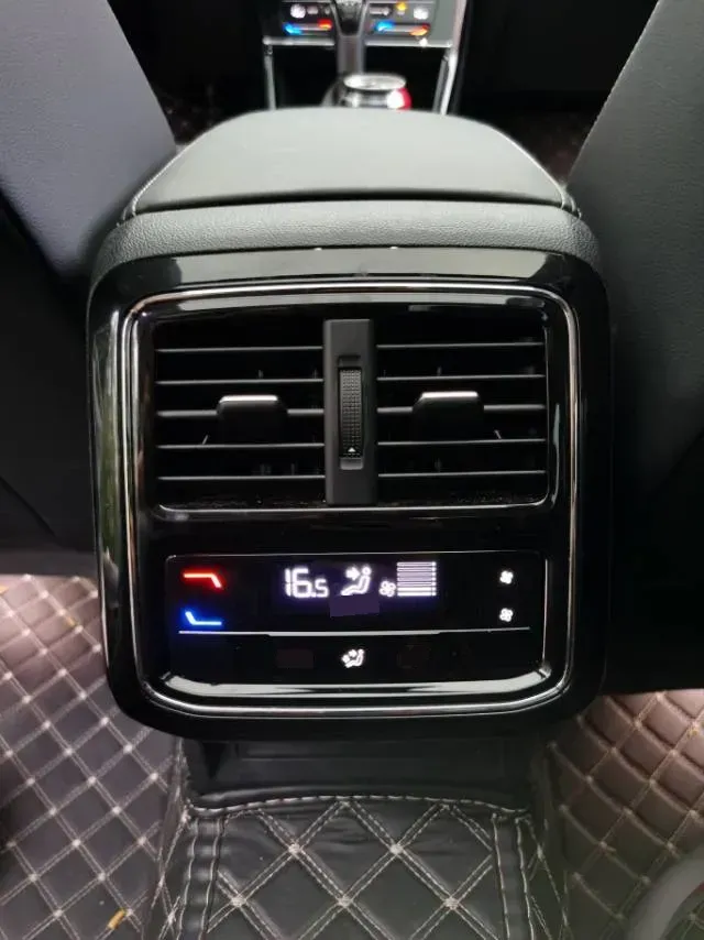 2025 Volkswagen Passat 2.0T 220HP L4 7DCT,autocango,china used car exporter,china ev exporter,chinese used car exporter,chinese used ev exporter