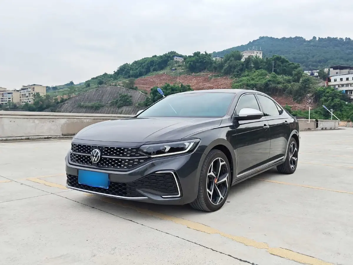 2023 Volkswagen Passat 2.0T 186HP L4 7DCT