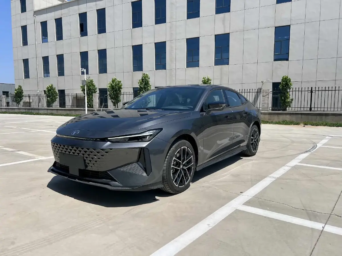 2024 ChangAn UNI-V iDD 1.5L 110HP L4 E-CVT PHEV 18.99KWH