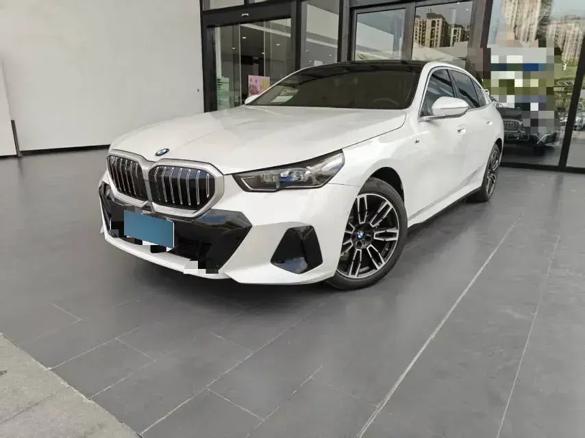 2024 BMW 5 Series 2.0T 190HP L4 8AT