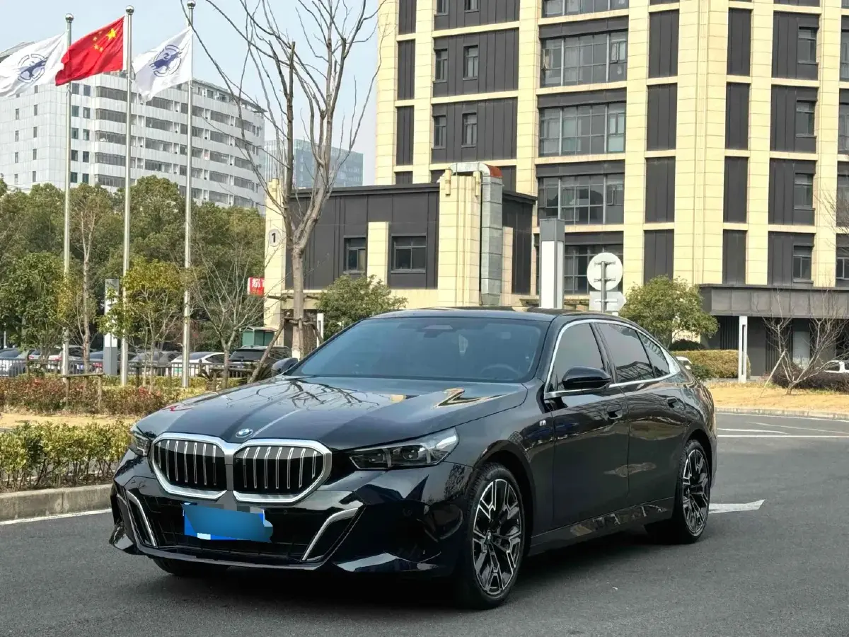 2025 BMW 5 Series 2.0T 258HP L4 8AT