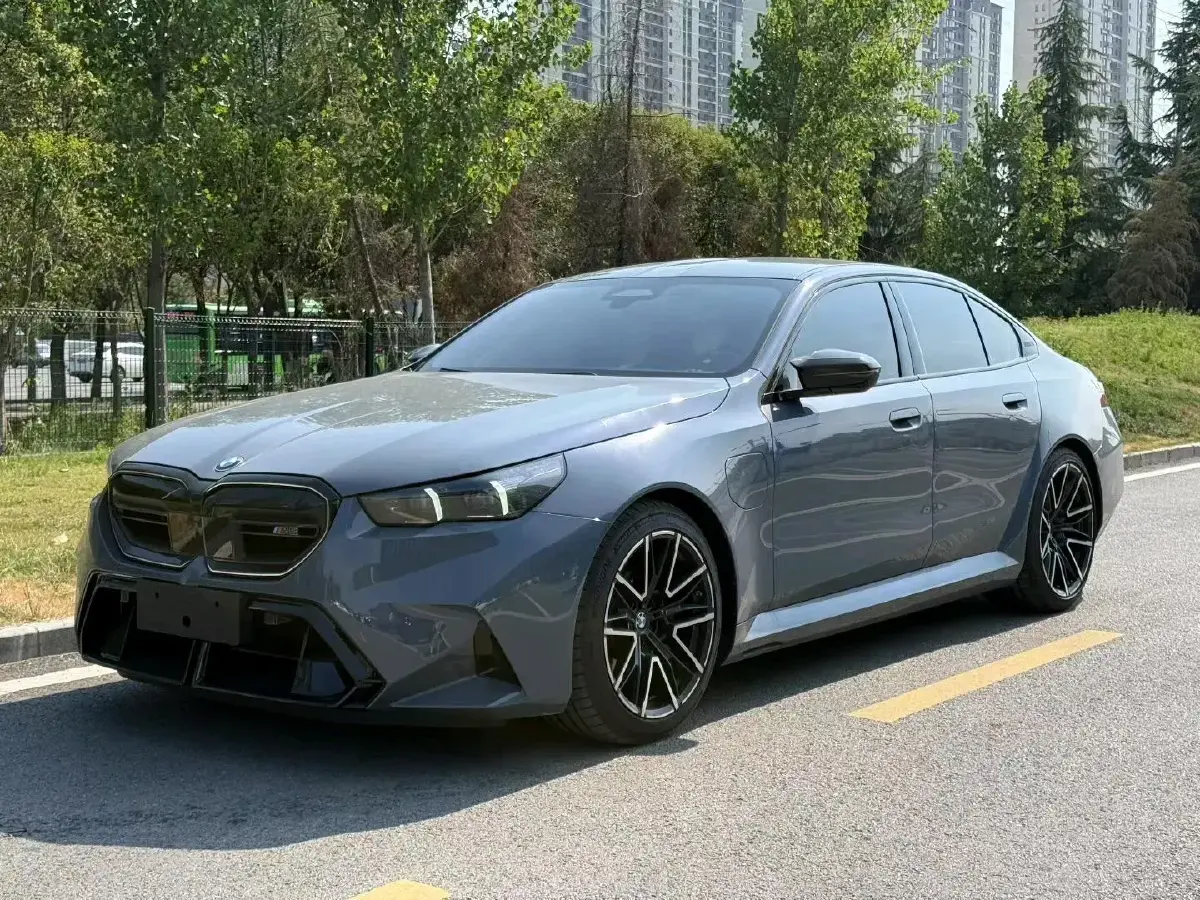 2025 BMW M5 4.4T 585HP V8 8AT PHEV 22.06KWH