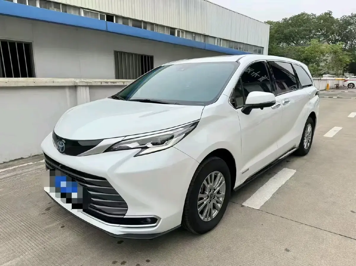 2023 Toyota Sienna 2.5L 189HP L4 E-CVT Hybrid