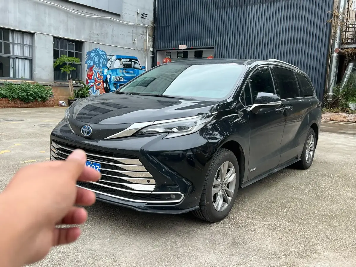 2023 Toyota Sienna 2.5L 189HP L4 E-CVT Hybrid