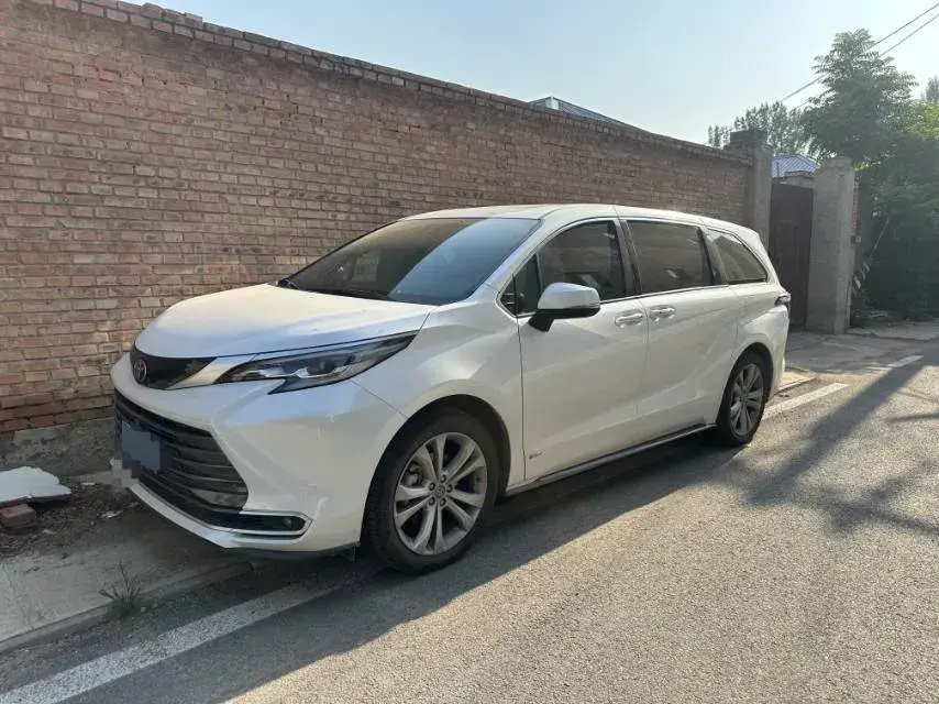2024 Toyota Sienna 2.5L 189HP L4 E-CVT Hybrid