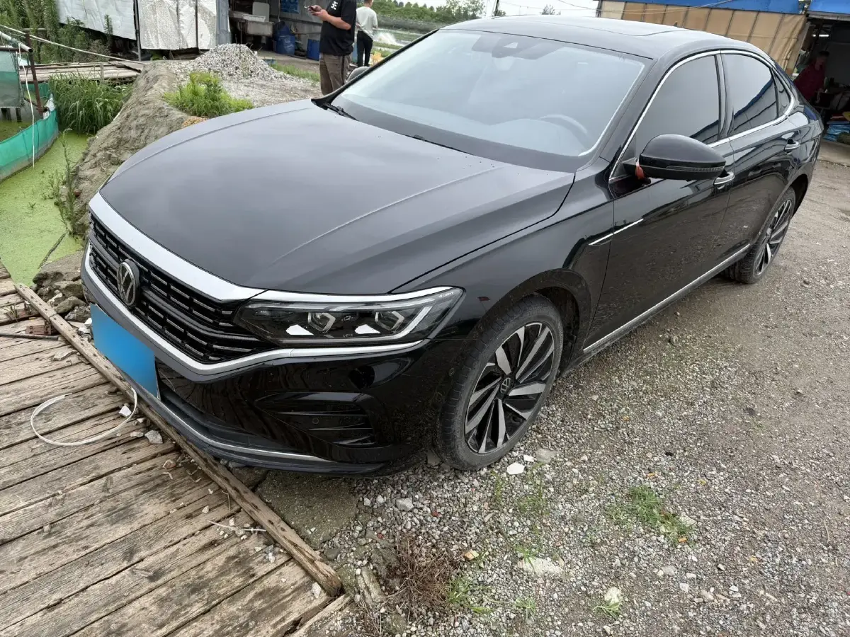 2023 Volkswagen Passat 2.0T 186HP L4 7DCT