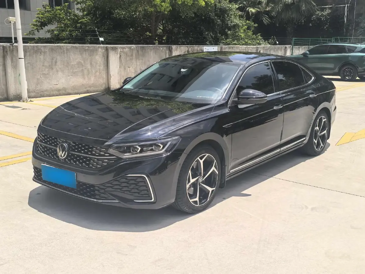 2024 Volkswagen Passat 2.0T 220HP L4 7DCT