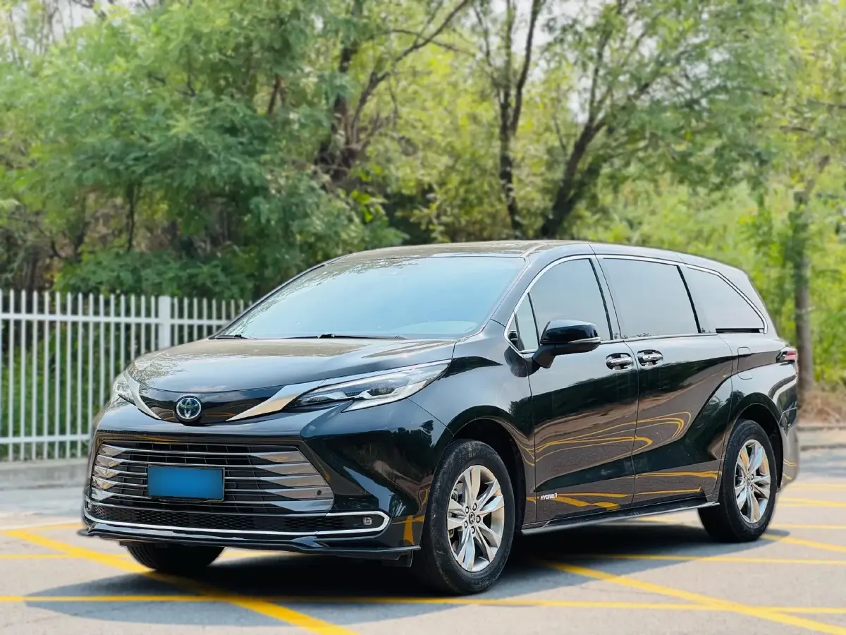 2023 Toyota Sienna 2.5L 189HP L4 E-CVT Hybrid