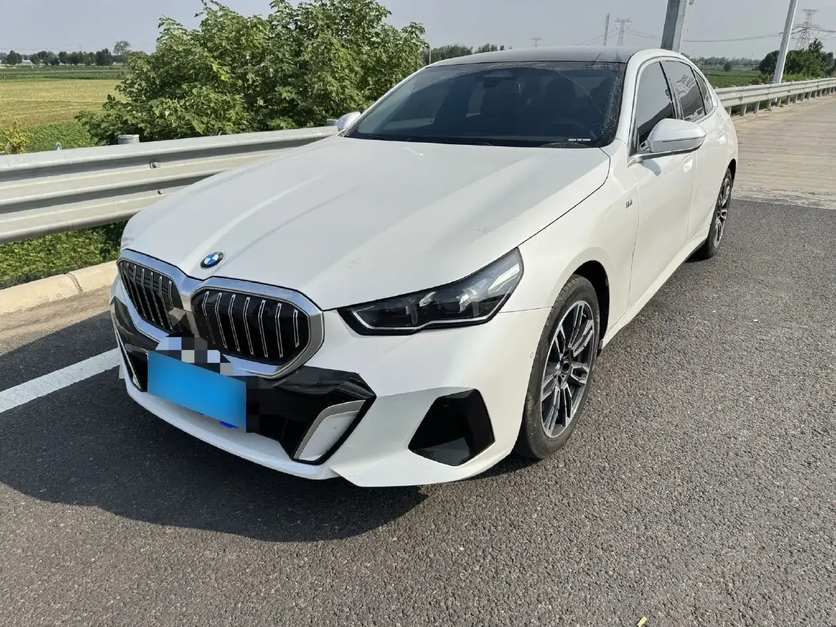 2024 BMW 5 Series 2.0T 258HP L4 8AT