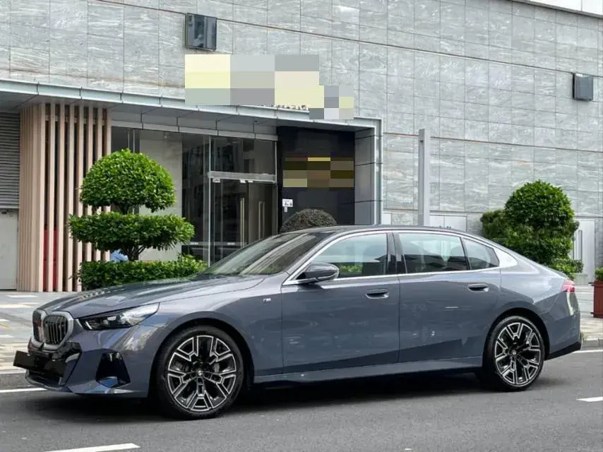 2024 BMW 5 Series 2.0T 258HP L4 8AT