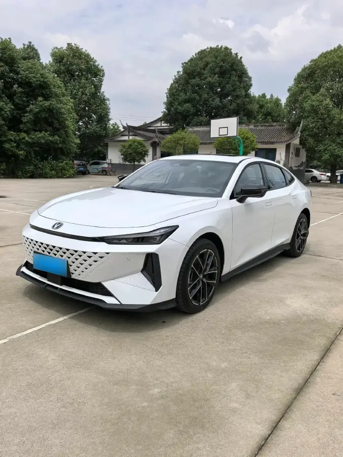 2024 ChangAn UNI-V iDD 1.5L 110HP L4 E-CVT PHEV 18.99KWH