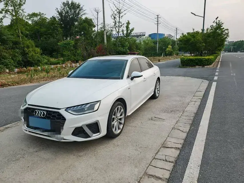 2022 Audi A4L 2.0T 190HP L4 7DCT