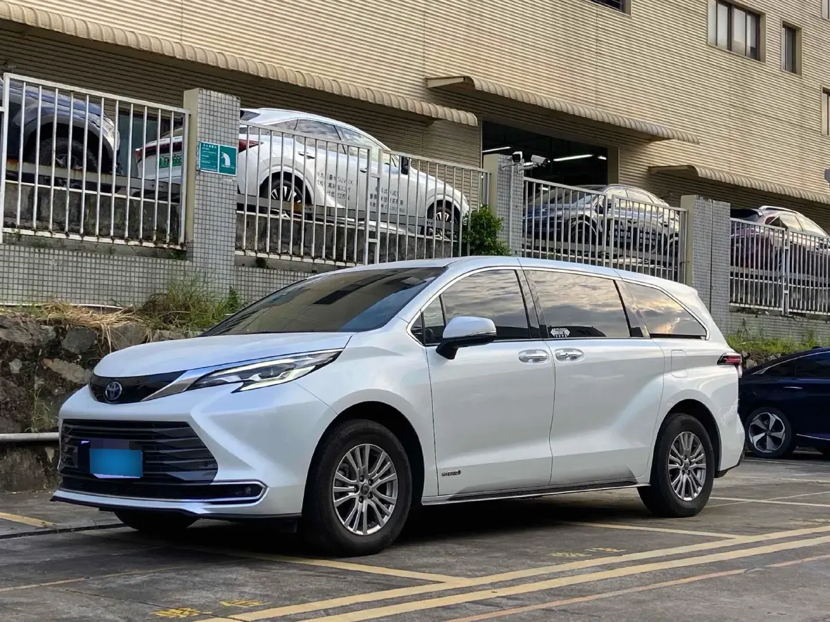 2021 Toyota Sienna 2.5L 192HP L4 E-CVT Hybrid