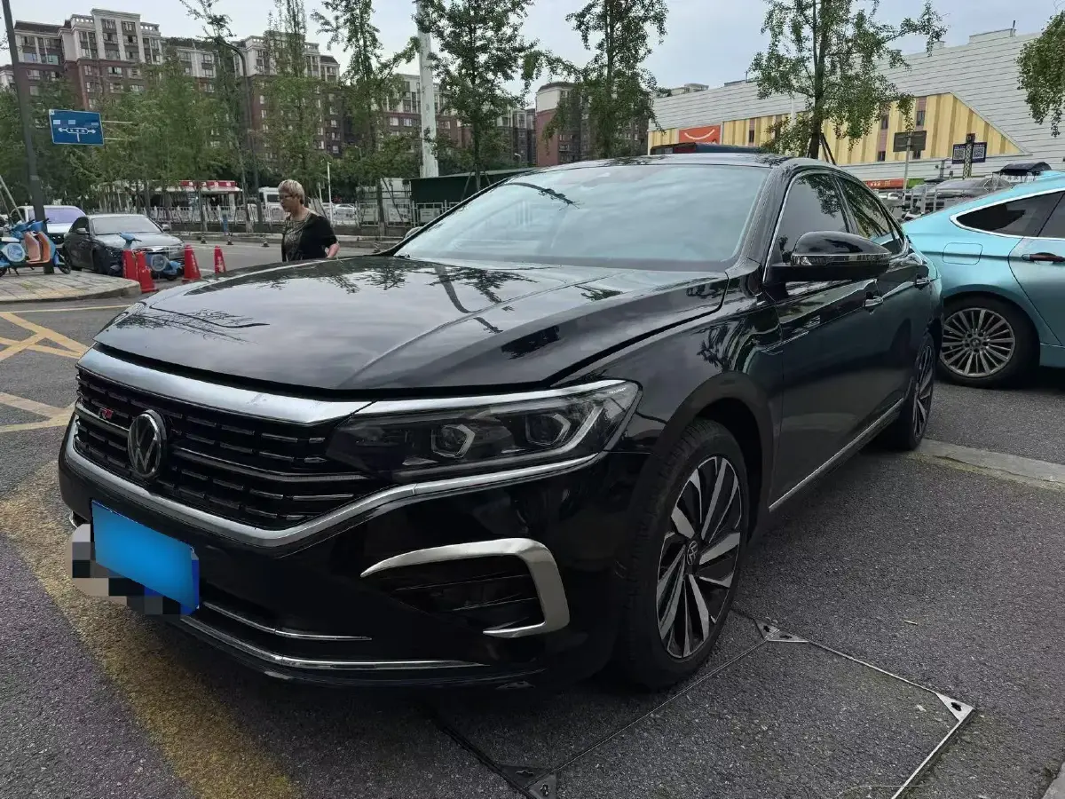 2023 Volkswagen Passat 2.0T 220HP L4 7DCT