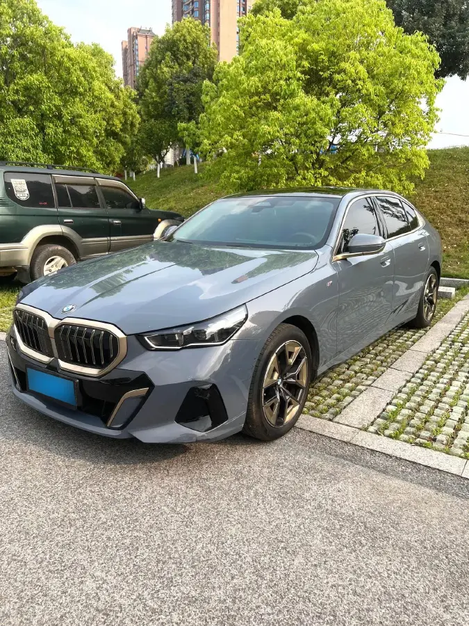 2024 BMW 5 Series 2.0T 190HP L4 8AT