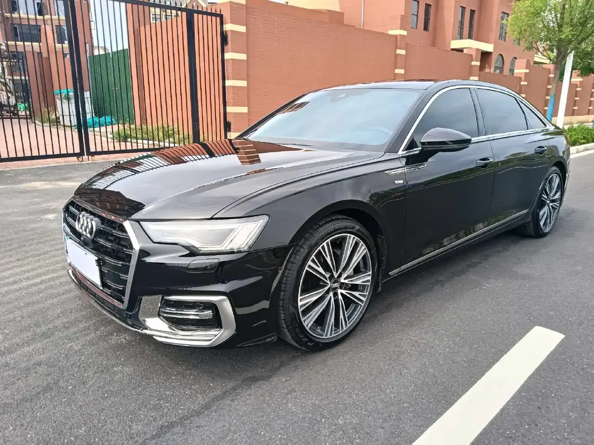 2025 Audi A6L 2.0T 245HP L4 7DCT,autocango,china used car exporter,china ev exporter,chinese used car exporter,chinese used ev exporter