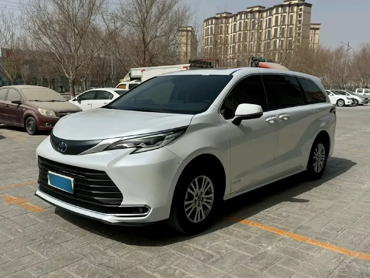 2023 Toyota Sienna 2.5L 189HP L4 E-CVT Hybrid