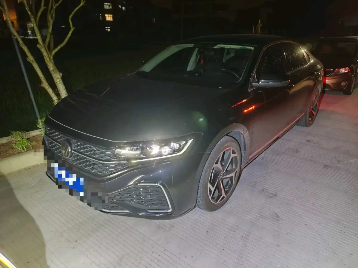 2024 Volkswagen Passat 2.0T 220HP L4 7DCT