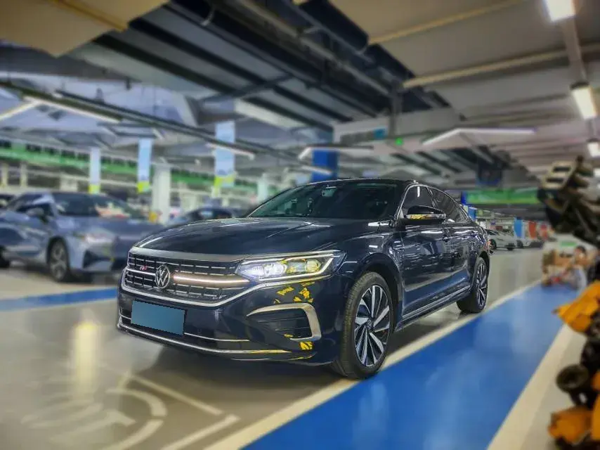 2023 Volkswagen Passat 2.0T 220HP L4 7DCT