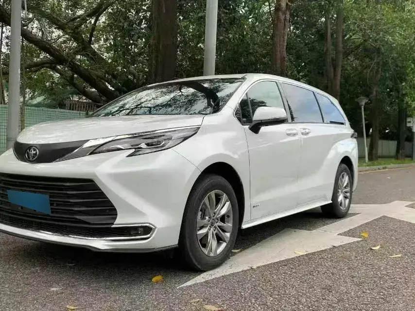 2024 Toyota Sienna 2.5L 189HP L4 E-CVT Hybrid