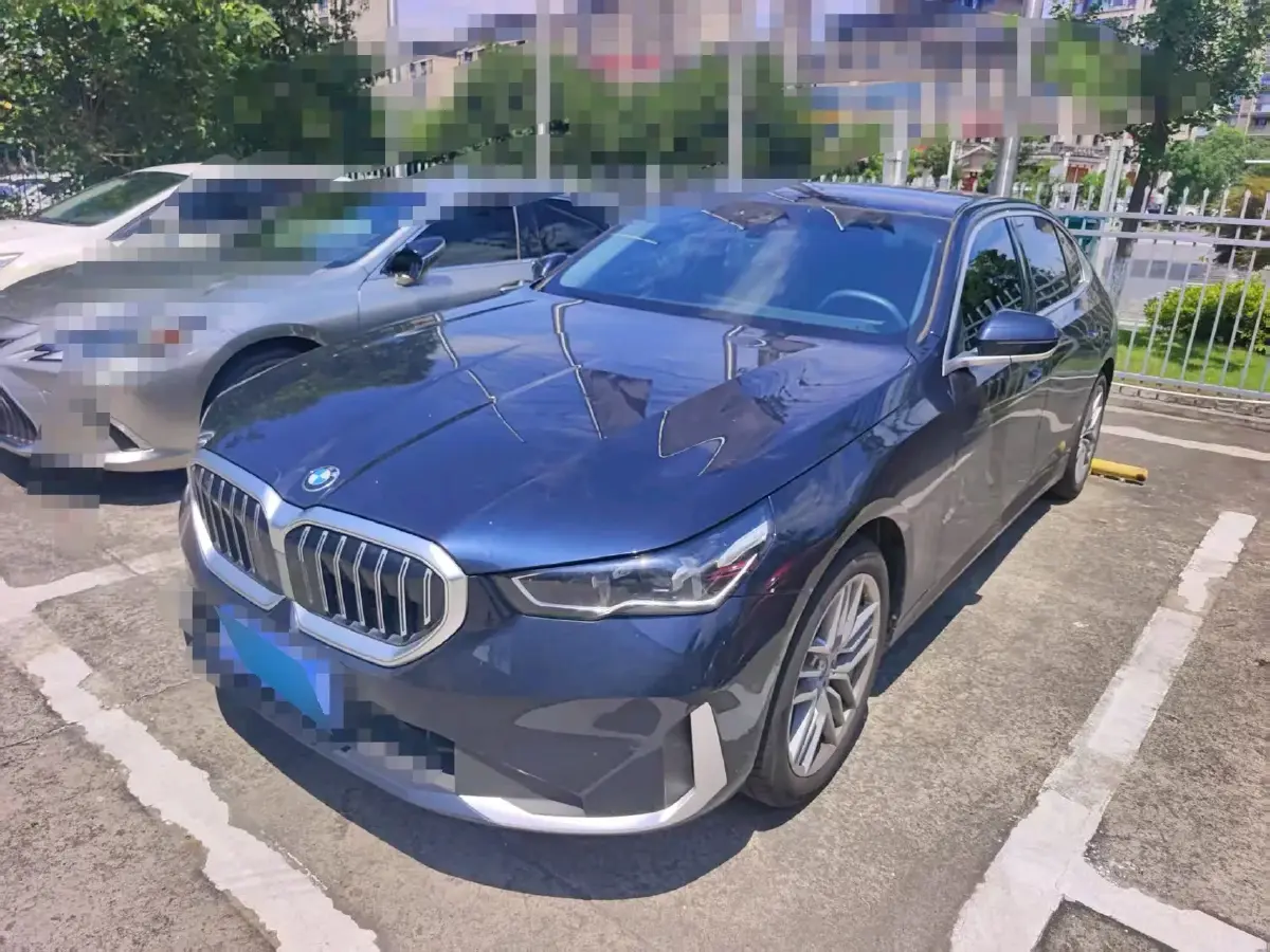 2024 BMW 5 Series 2.0T 190HP L4 8AT