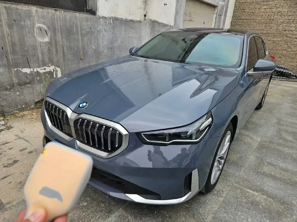 2025 BMW 5 Series 2.0T 190HP L4 8AT