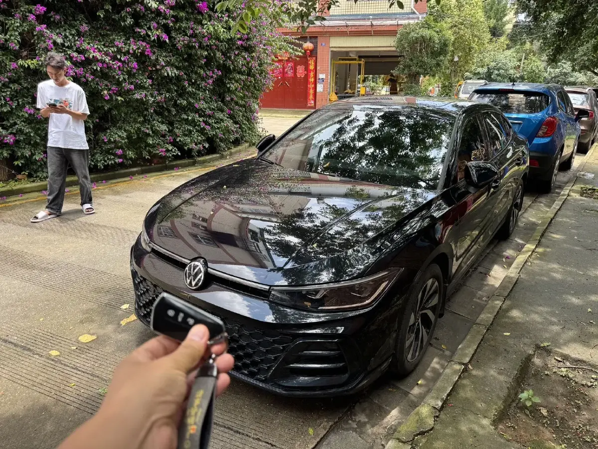 2025 Volkswagen Passat 2.0T 220HP L4 7DCT