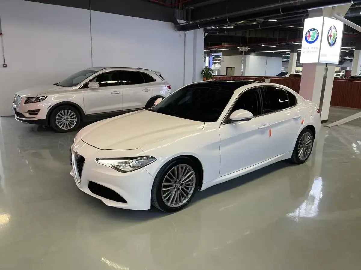 2017 Alfa Romeo Giulia 2.0T 280HP L4 8AT