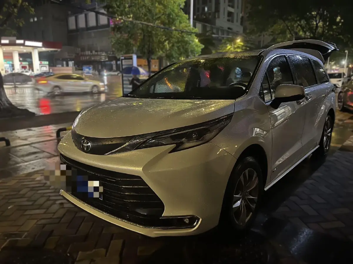 2024 Toyota Sienna 2.5L 189HP L4 E-CVT Hybrid