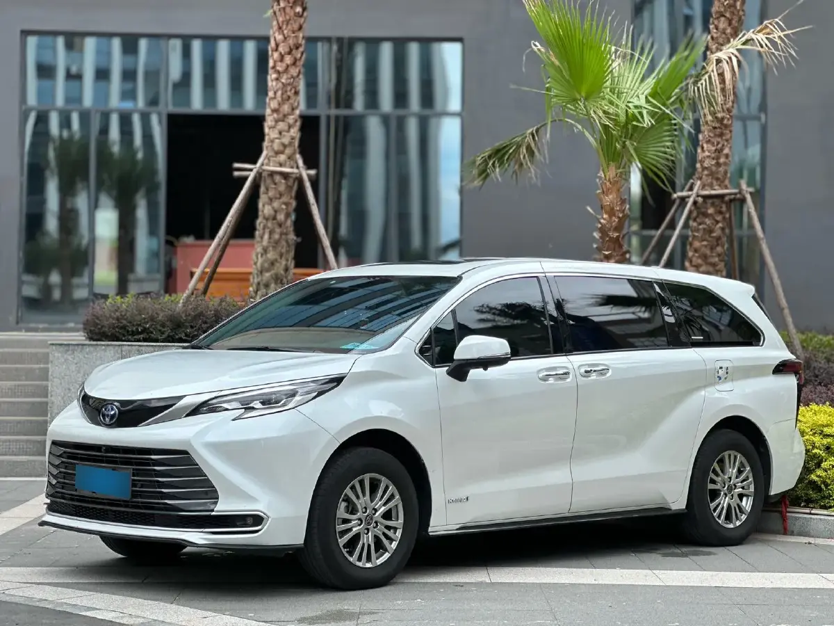 2023 Toyota Sienna 2.5L 189HP L4 E-CVT Hybrid