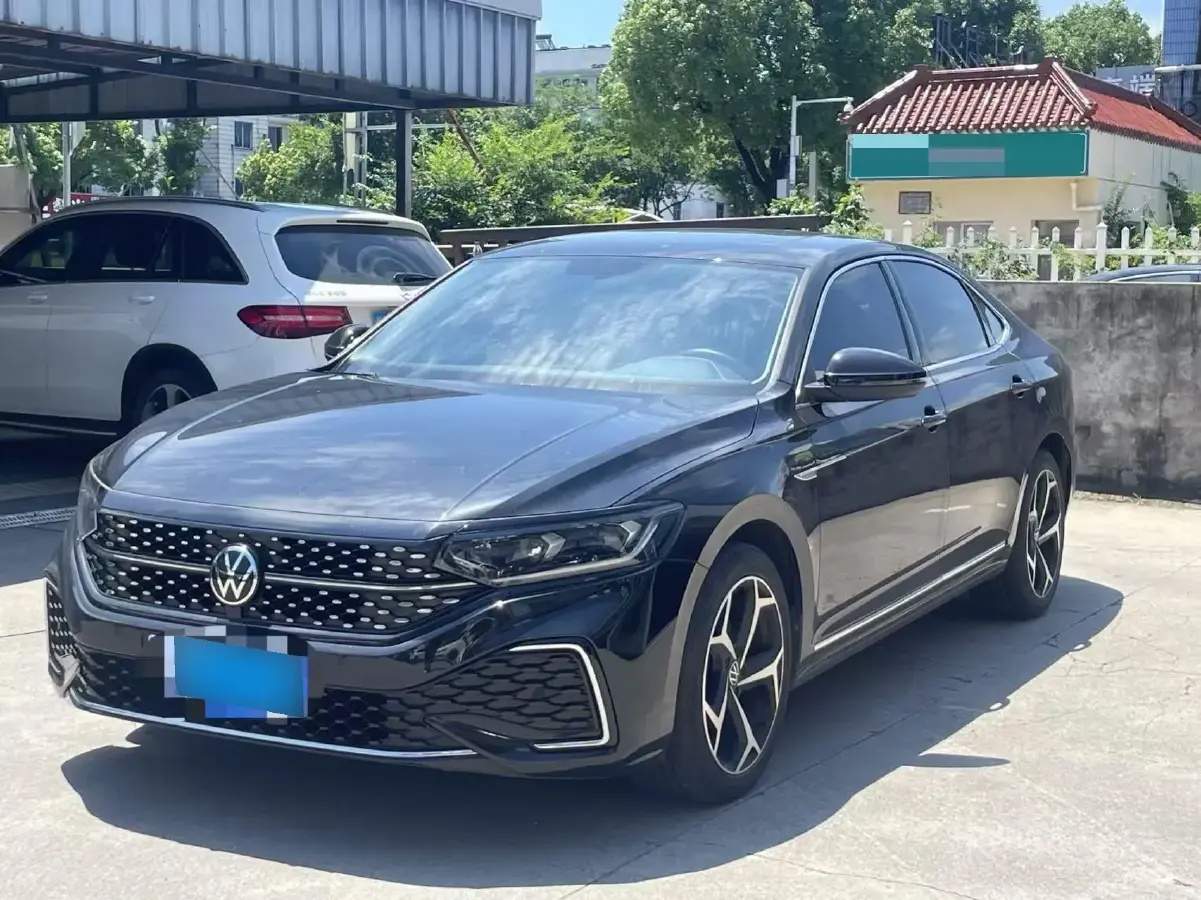 2023 Volkswagen Passat 2.0T 186HP L4 7DCT