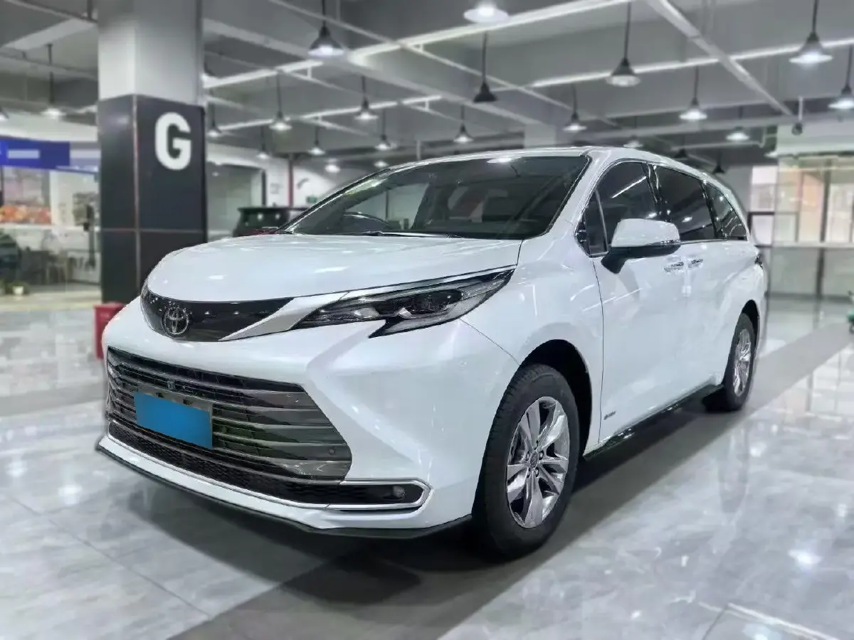2024 Toyota Sienna 2.5L 189HP L4 E-CVT Hybrid