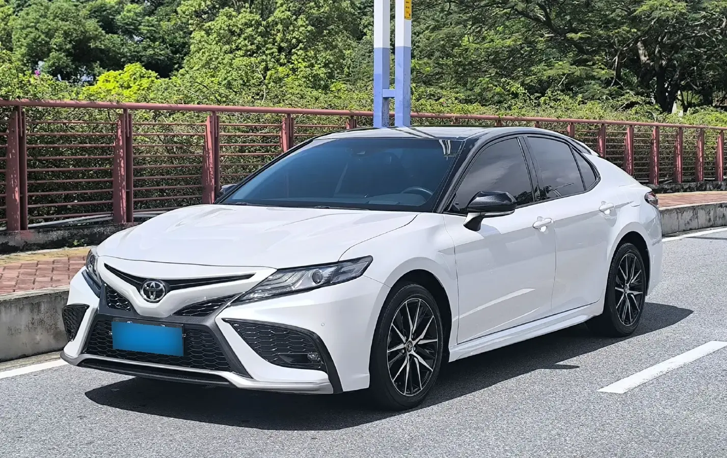 2021 Toyota Camry 2.5L 209HP L4 8AT