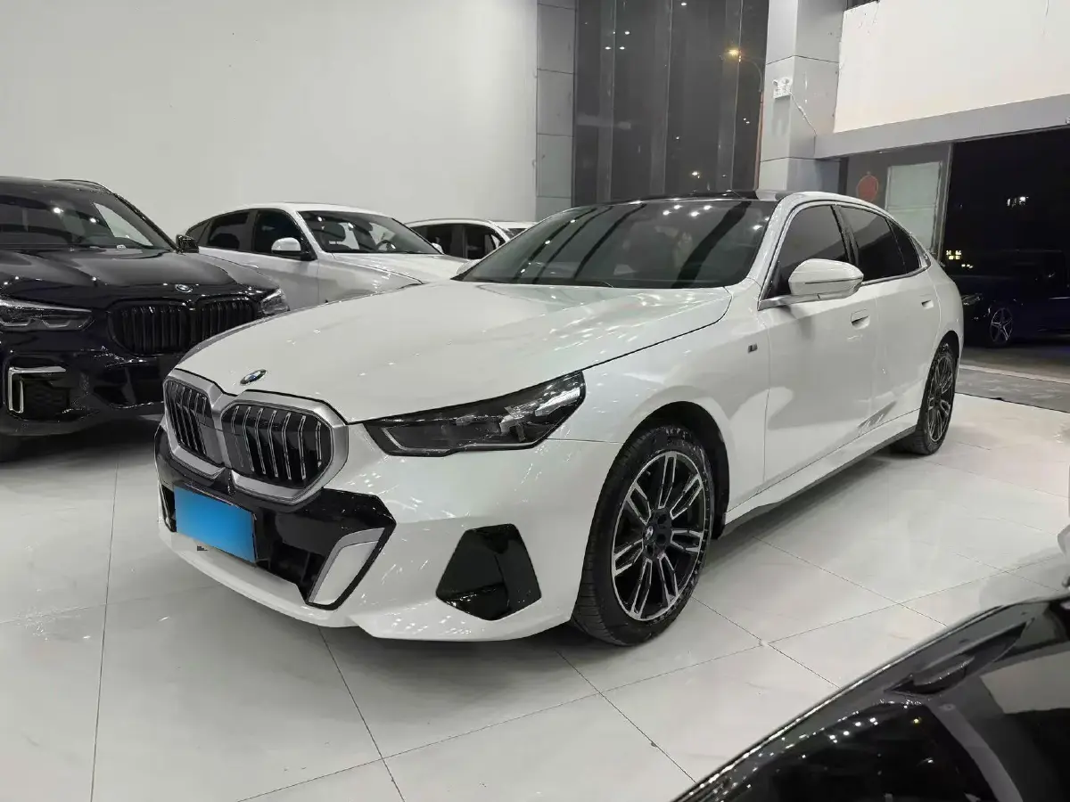 2024 BMW 5 Series 2.0T 258HP L4 8AT