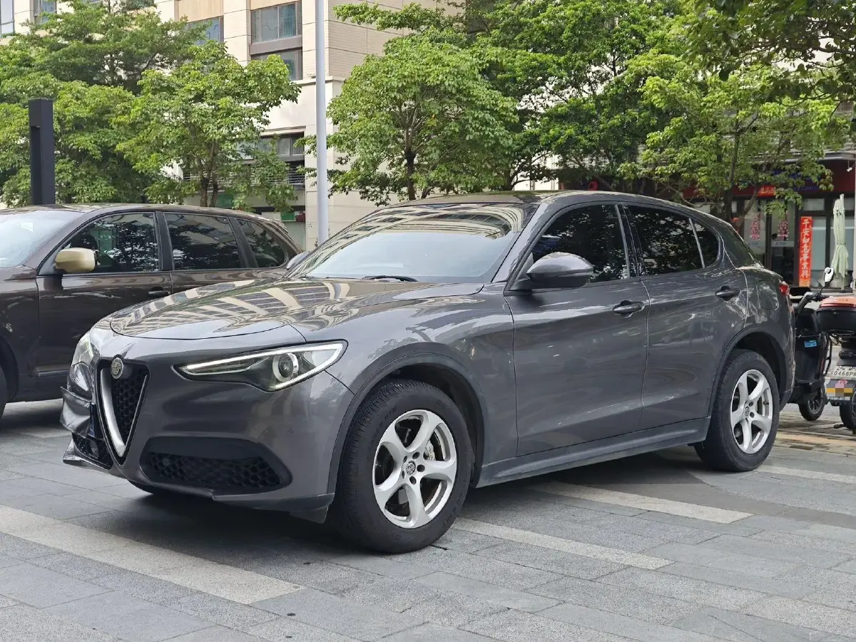 2017 Alfa Romeo Stelvio 2.0T 200HP L4 8AT