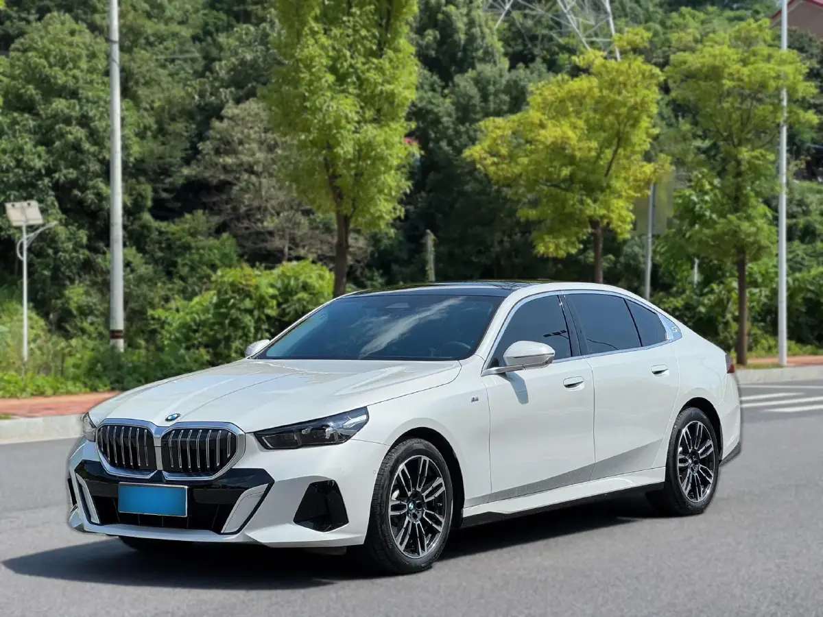 2025 BMW 5 Series 2.0T 258HP L4 8AT