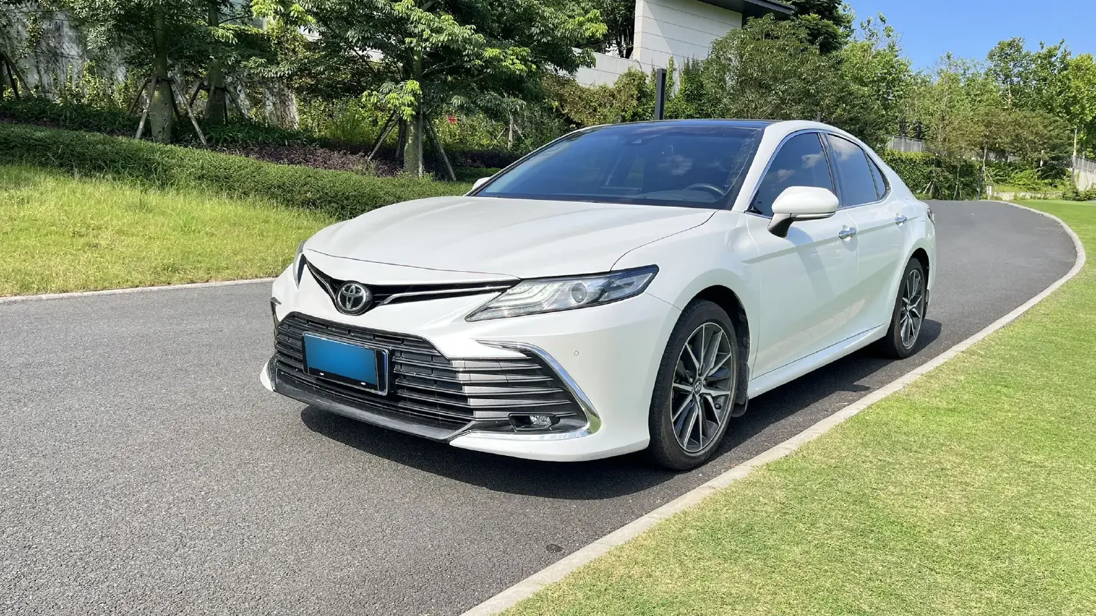 2021 Toyota Camry 2.5L 209HP L4 8AT