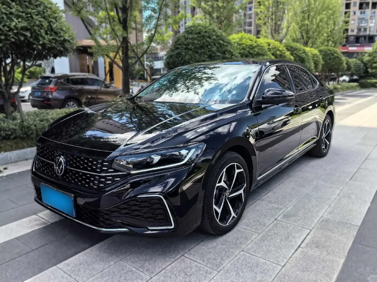 2024 Volkswagen Passat 2.0T 220HP L4 7DCT