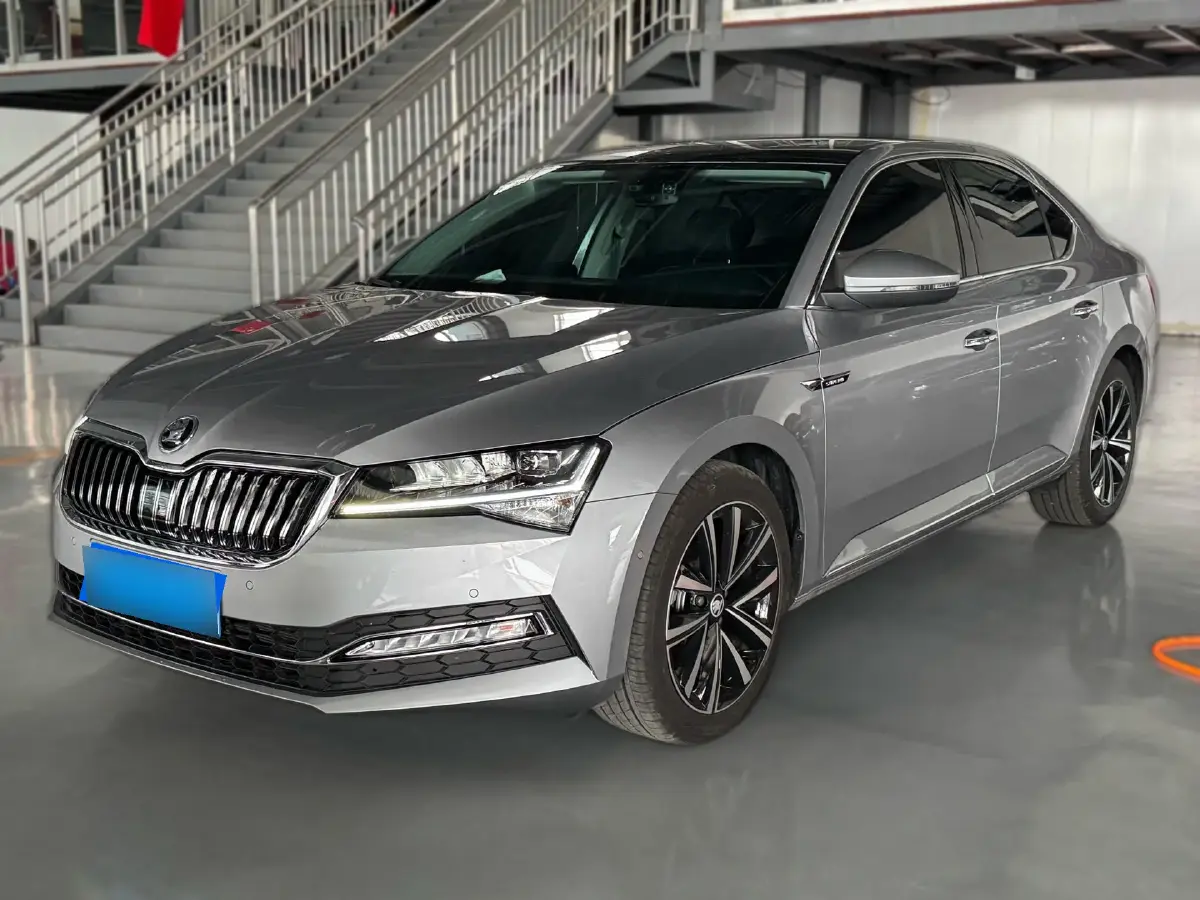 2025 Skoda Superb 2.0T 186HP L4 7DCT
